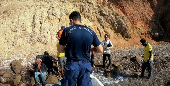 İ̇zmir Açıklarında 54 Düzensiz Göçmen Yakalandı, 119 Göçmen Kurtarıldı
