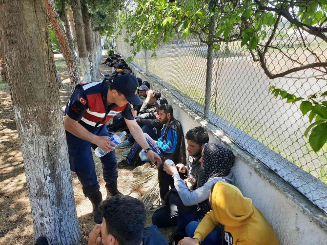 İ̇zmir’de Göçmen Operasyonu: 156 Düzensiz Göçmen Yakalandı