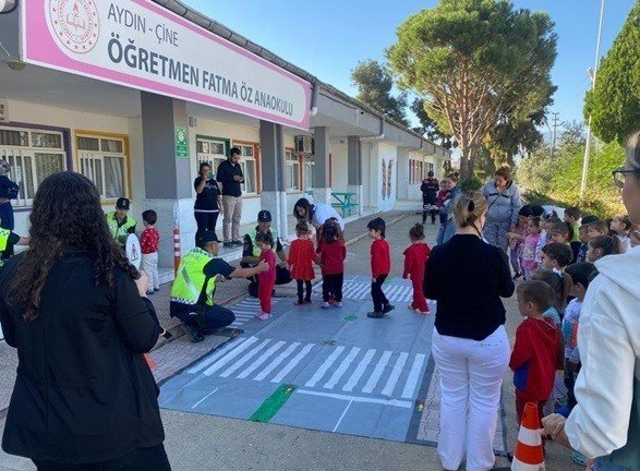 Jandarma’dan Çine’deki Öğrencilere Yaya Geçidi Eğitimi