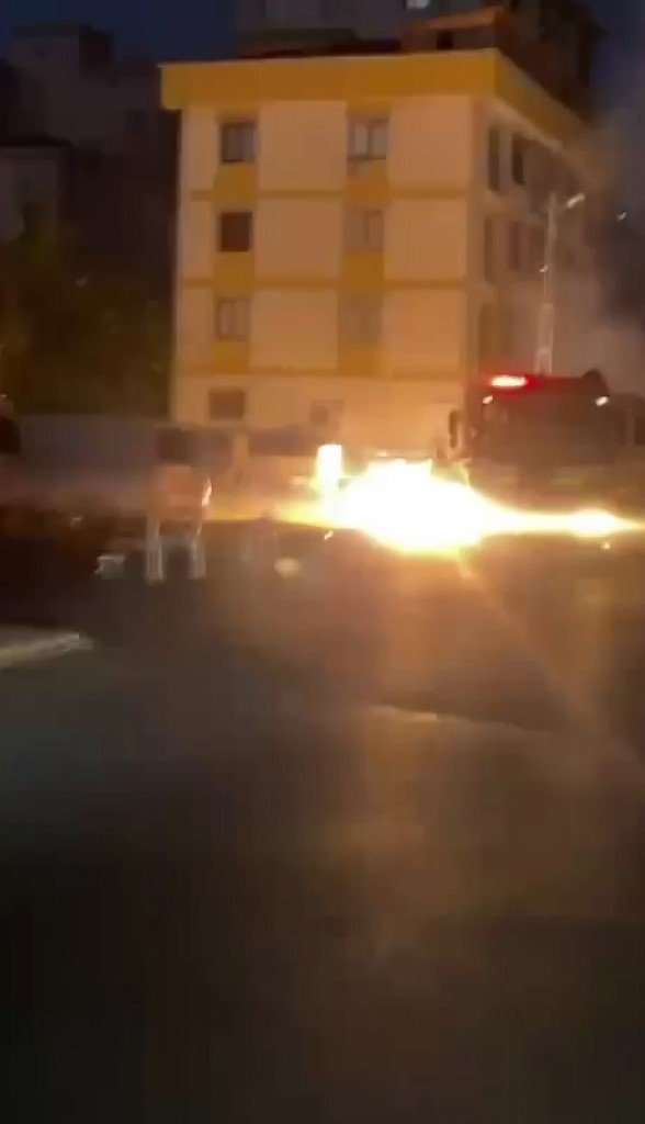 Pendik’te Elektrik Kabloları Bomba Gibi Patladı