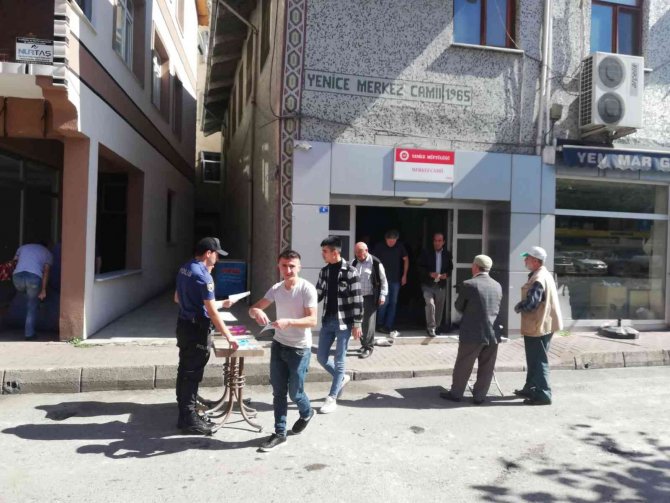 Polis Ekipleri Çikolata Dağıtıp Dolandırıcılara Karşı Uyardı