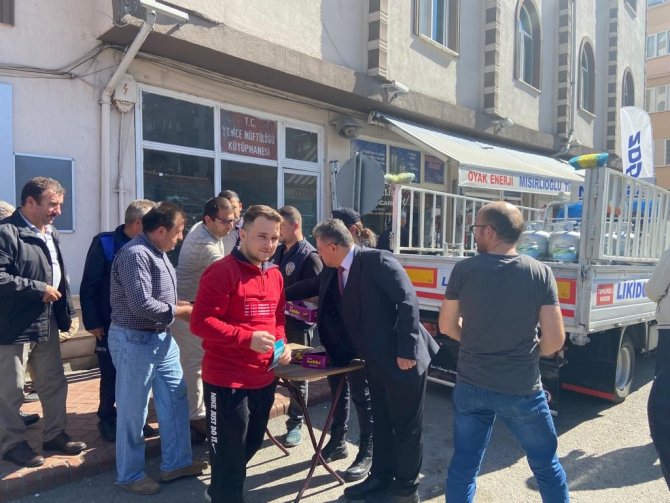 Polis Ekipleri Çikolata Dağıtıp Dolandırıcılara Karşı Uyardı