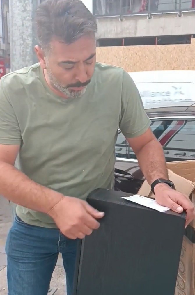 Firma Yetkililerine Kızdı, Ses Sistemini Mağazanın Önünde Parçaladı