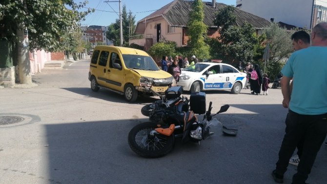Hafif Ticari Araç İle Çarpışan Motosikletin Sürücüsü Savruldu