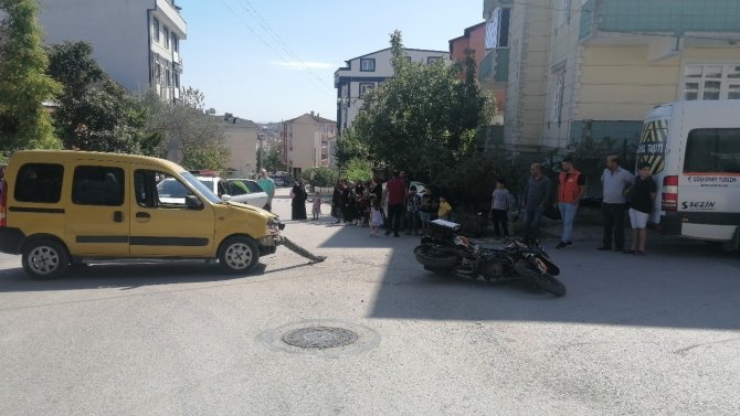 Hafif Ticari Araç İle Çarpışan Motosikletin Sürücüsü Savruldu