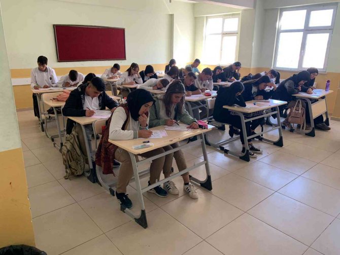 Malazgirt’te Öğrencilere ’Ücretsiz Deneme Sınavı’