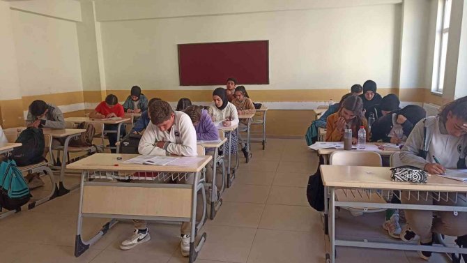 Malazgirt’te Öğrencilere ’Ücretsiz Deneme Sınavı’