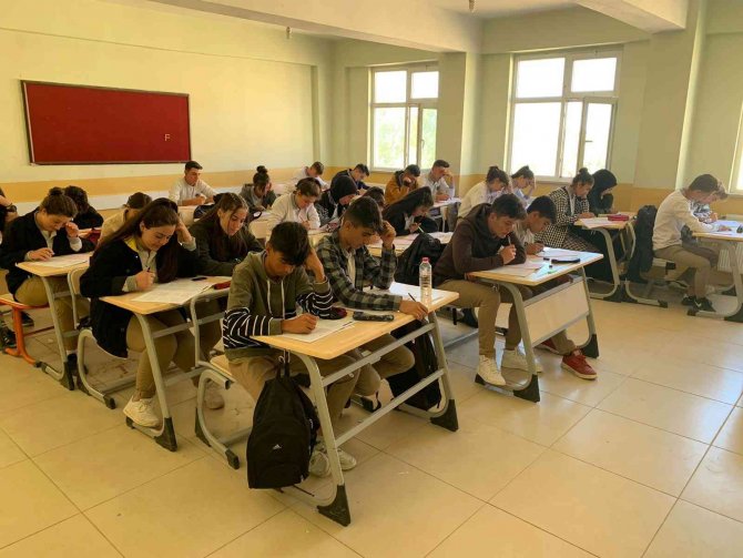 Malazgirt’te Öğrencilere ’Ücretsiz Deneme Sınavı’