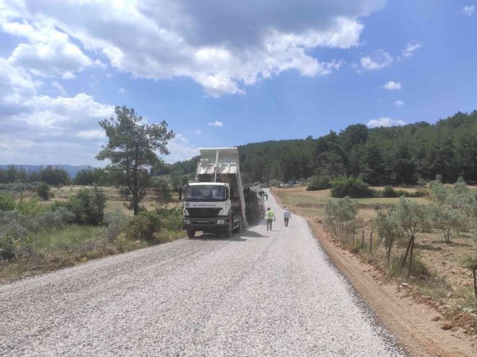 Büyükşehir Belediyesi Kırsal Mahalle Yollarını Yeniliyor