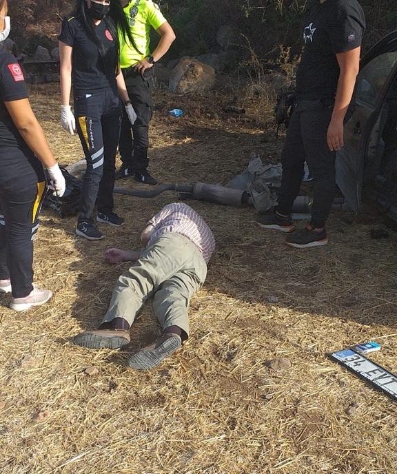 Tarlaya Devrilen Araçtan Savrularak Yaşamını Yitirdi