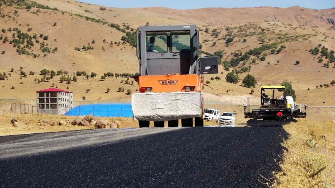 Muş’ta Tozlu Köy Yolları Devlet Yatırımıyla Sıcak Asfaltla Kaplanıyor