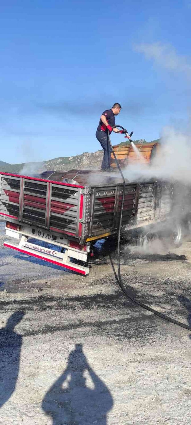 Tel Yüklü Tırın Dorsesinde Yangın Çıktı