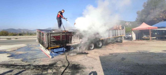 Tel Yüklü Tırın Dorsesinde Yangın Çıktı
