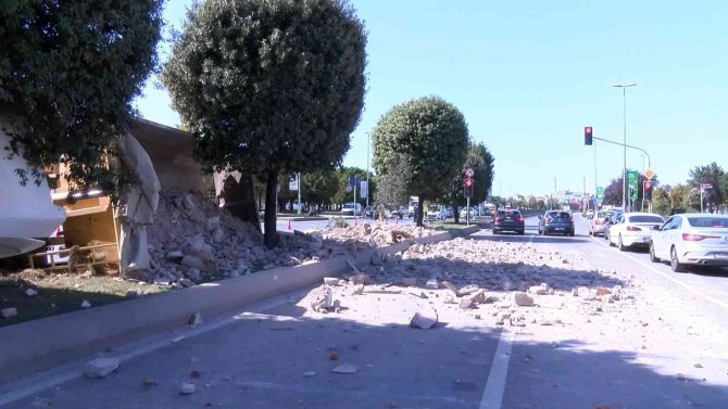 Pendik’te Hafriyat Kamyonu Dehşeti: Işıkta Geçti, Araca Çarpıp Yola Savruldu