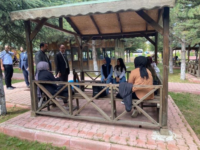 Rektör Beydemir Kampüste Öğrenciler İle Görüştü