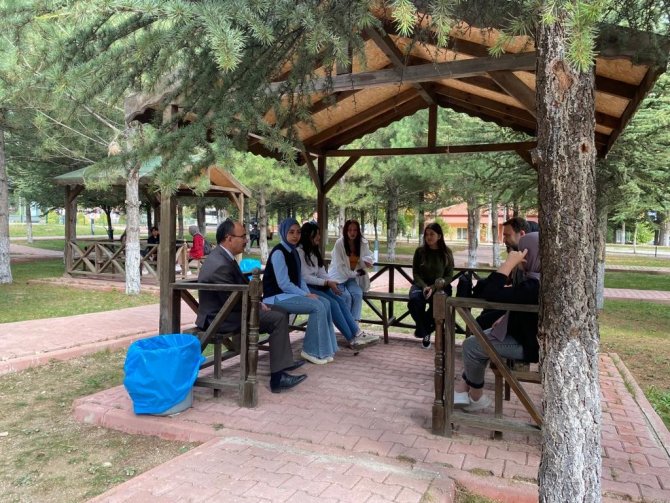 Rektör Beydemir Kampüste Öğrenciler İle Görüştü