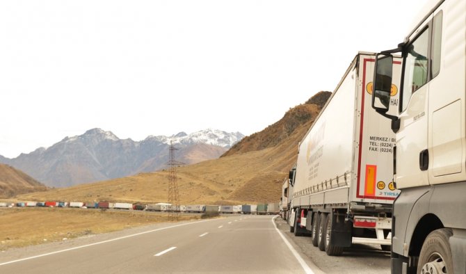 Rusya-gürcistan Sınırında Türk Tır Sürücülerinin Sınırdaki Bekleyişi Sürüyor