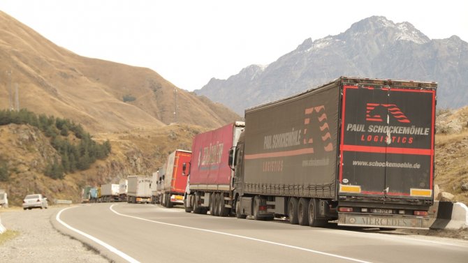 Rusya-gürcistan Sınırında Türk Tır Sürücülerinin Sınırdaki Bekleyişi Sürüyor