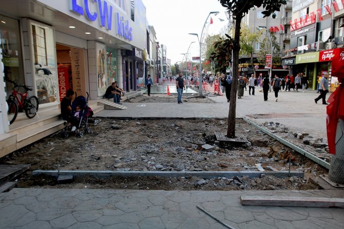 Her Gün Binlerce Kişinin Geçtiği O Caddede Hummalı Çalışma