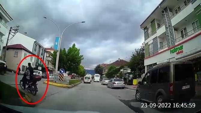 Tek Teker Giderek Tehlike Saçan Şahıs Hırsızlıktan Aranıyormuş
