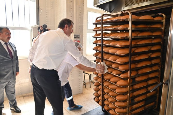 İ̇htiyaç Sahiplerine Dağıtılan Bayat Ekmekler Fırın Kurdurdu