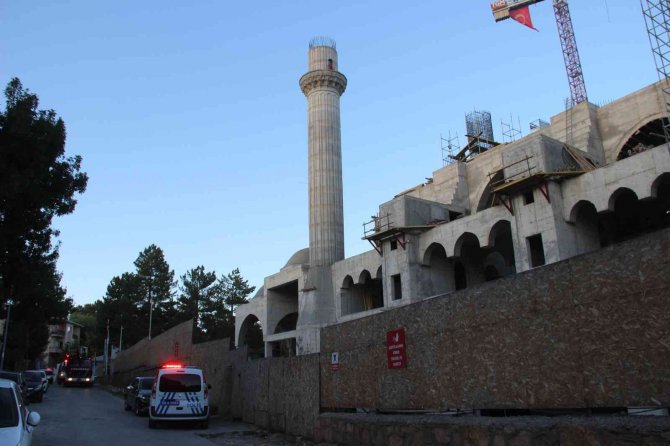Bunalıma Girip Minareye Çıktı, Polisler İkna Edince Aşağı İndi