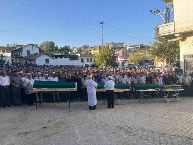 Trabzon’daki Kazada Hayatını Kaybeden Aile Toprağa Verildi