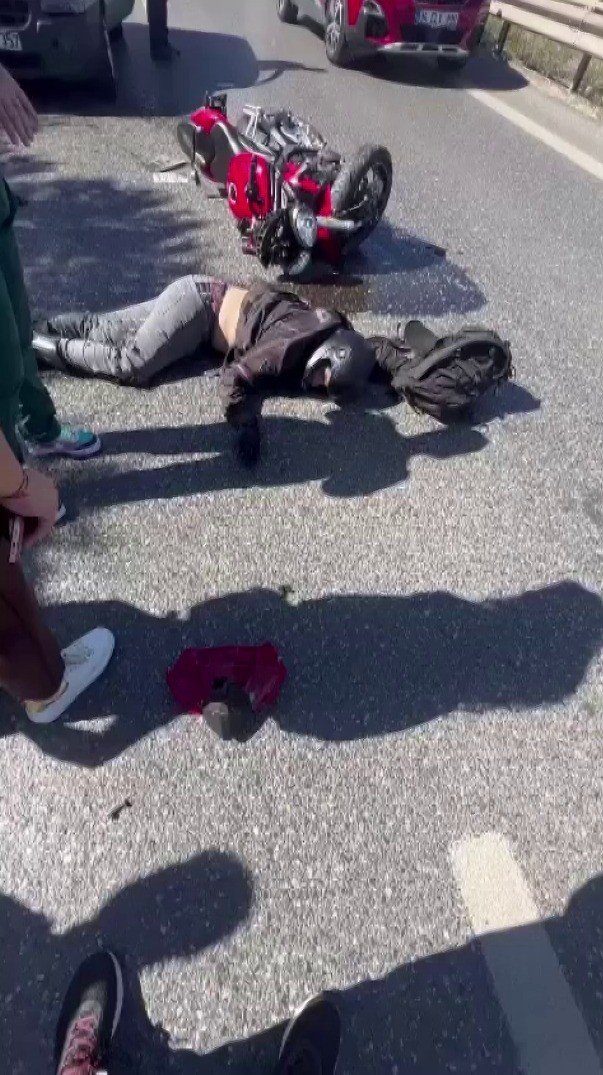 Ümraniye’de Zabıta Aracına Çarpan Motosikletli Yaralandı