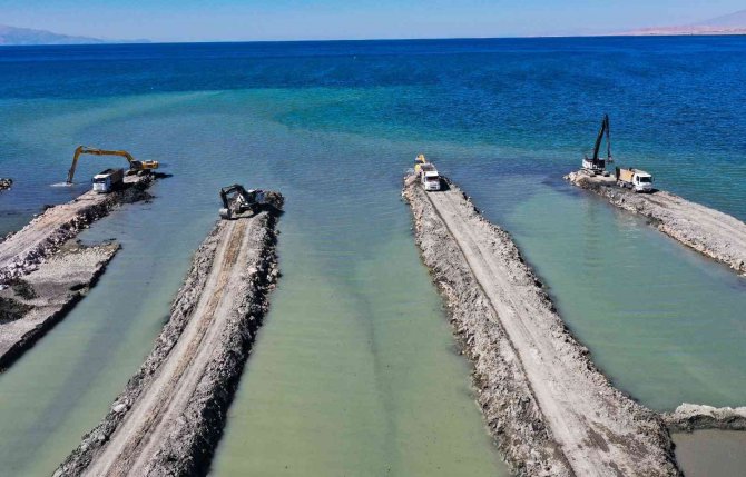 Büyükşehir Belediyesi, Van Gölü’nden 550 Bin Metreküp Balçık Çıkardı