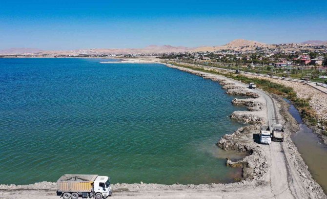 Büyükşehir Belediyesi, Van Gölü’nden 550 Bin Metreküp Balçık Çıkardı