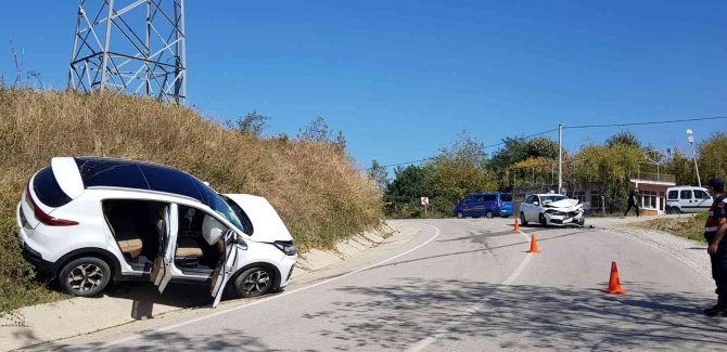Yalova’da Ciple Otomobil Kafa Kafaya Çarpıştı: 2 Yaralı