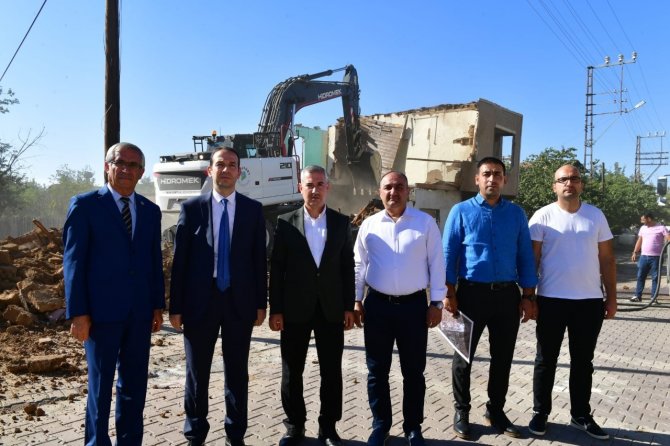 Yeşilyurt’ta Metruk Evlerin Yıkımına Ağırlık