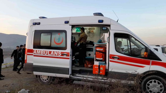 Cesedi Elleri Ve Ayaklarından Bağlı Bulunan Arkadaşının Maaşını Çekip Alışveriş Yaptı