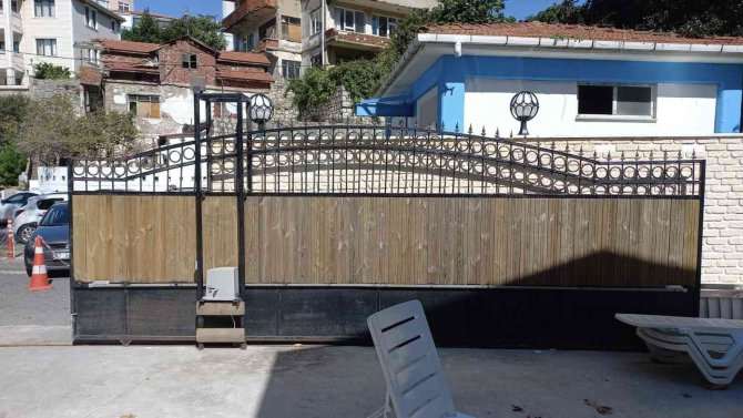 Plaj Görevlisi Demir Kapının Altında Kaldı