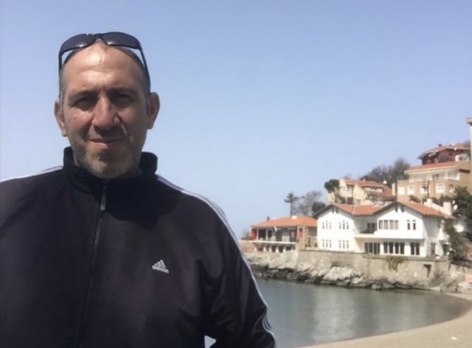 Plaj Görevlisi Demir Kapının Altında Kaldı