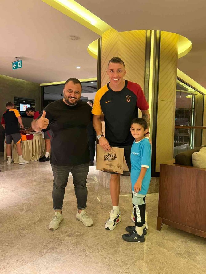 Protez Bacaklarına Kavuşan Muhammet, Galatasaraylı Futbolcularla Bir Araya Geldi