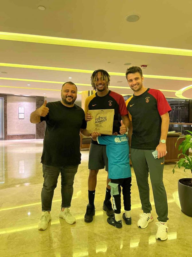 Protez Bacaklarına Kavuşan Muhammet, Galatasaraylı Futbolcularla Bir Araya Geldi