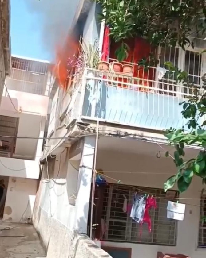 Yanan Evi Hortumla Söndürmeye Çalıştı