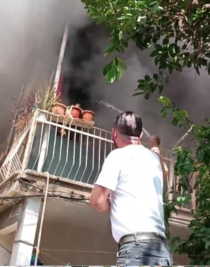 Yanan Evi Hortumla Söndürmeye Çalıştı