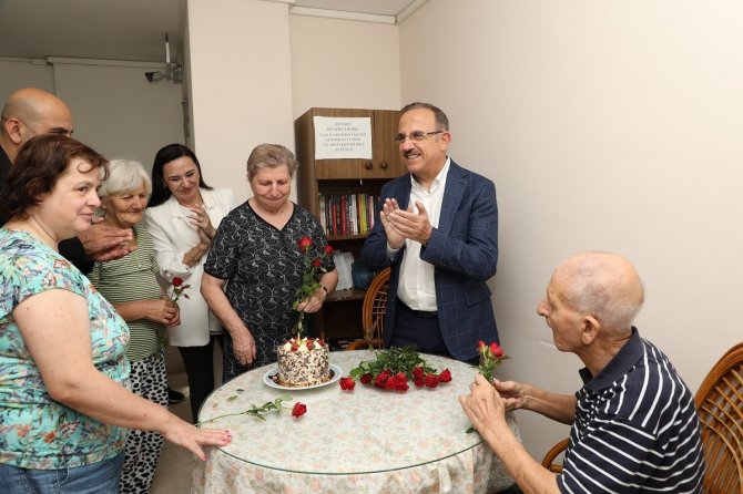 Ak Parti İ̇zmir’den Engelli Ve Yaşlı Vatandaşlara Öncelik