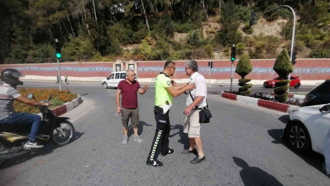 Kazaya Karışan Sürücü Trafik Polislerini Adeta Canından Bezdirdi