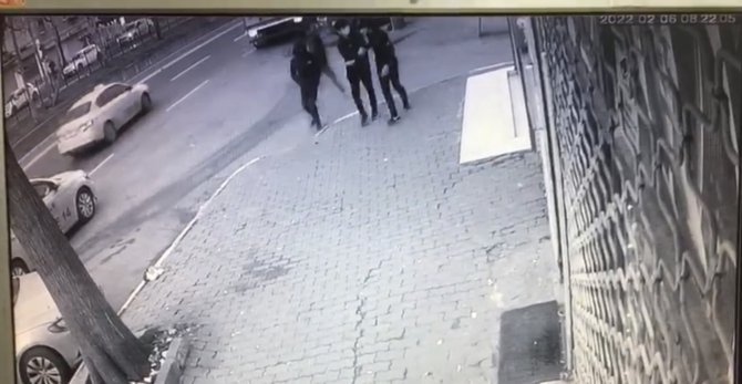 İ̇stanbul’da Kapkaç Anları Kamerada: Birinin Elinden Diğerinin Kulağından Çaldılar