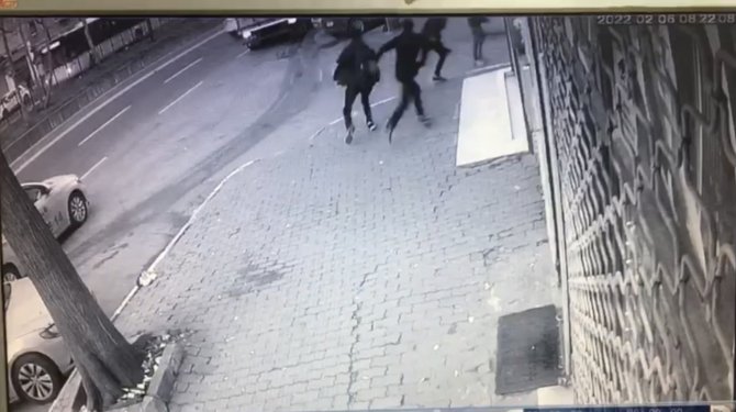 İ̇stanbul’da Kapkaç Anları Kamerada: Birinin Elinden Diğerinin Kulağından Çaldılar