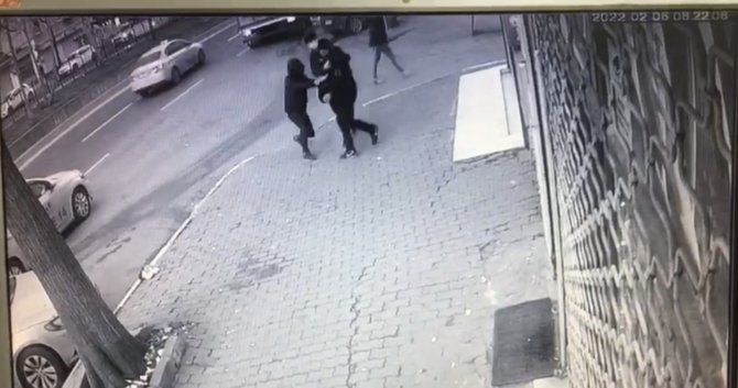 İ̇stanbul’da Kapkaç Anları Kamerada: Birinin Elinden Diğerinin Kulağından Çaldılar