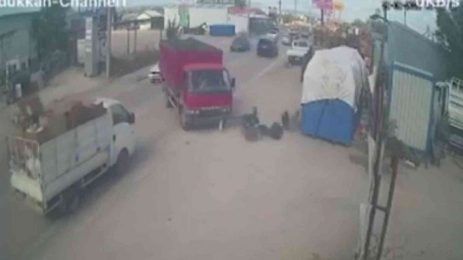 Kamyonet İle Motosikletin Çarpıştığı Kaza Anı Kamerada