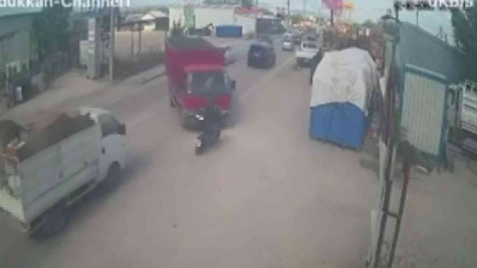 Kamyonet İle Motosikletin Çarpıştığı Kaza Anı Kamerada