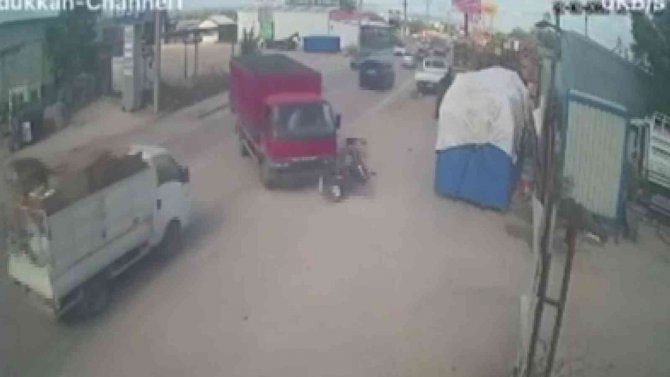 Kamyonet İle Motosikletin Çarpıştığı Kaza Anı Kamerada