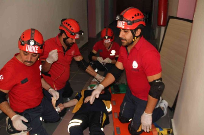 Sağlıkçılar Bu Kez Arkadaşlarını Kurtarmak İçin Seferber Oldu