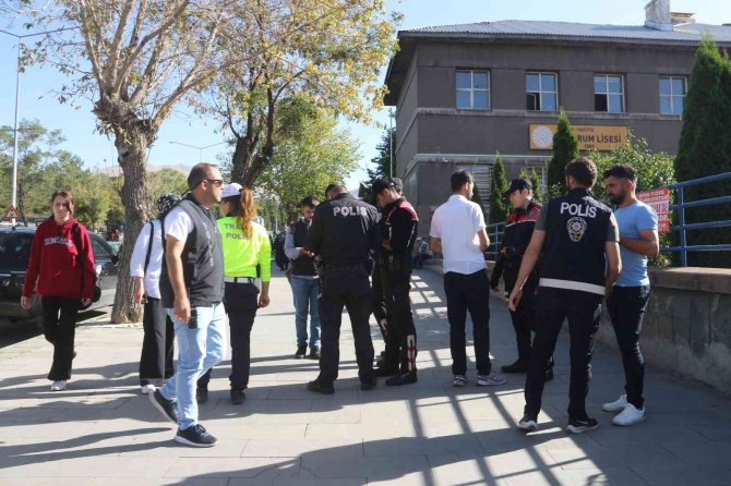 Erzurum Emniyeti Okul Önlerinde Şüpheli Şahıslara Göz Açtırmıyor