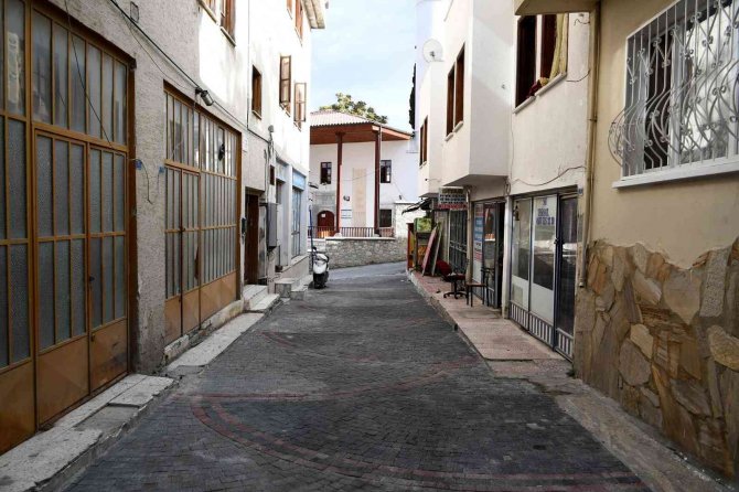 Eski Kuşadası’nda Yenileme Çalışmaları Devam Ediyor